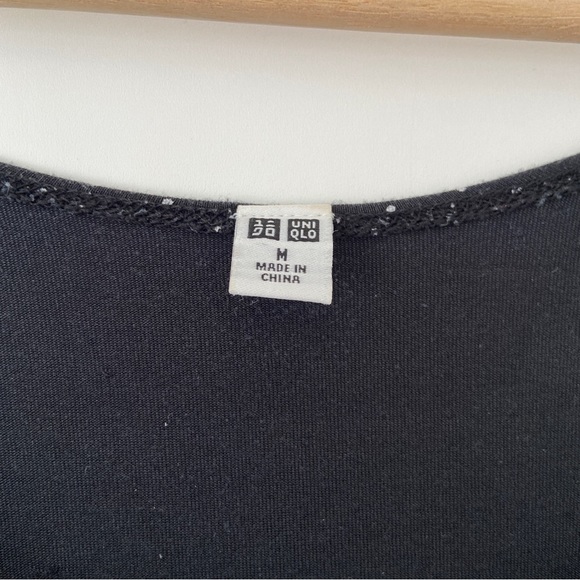 UNIQLO AIRism BLACK/WHITE POLKA DOT SHORT SLEEVED TSHIRT/TOP, SIZE MEDIUM - Picture 6 of 8